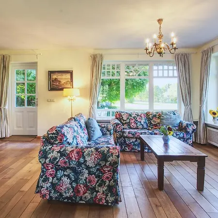 펜션 Reetdachhaus Mit Grossem Garten Und Kamin