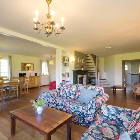 펜션 Reetdachhaus Mit Grossem Garten Und Kamin