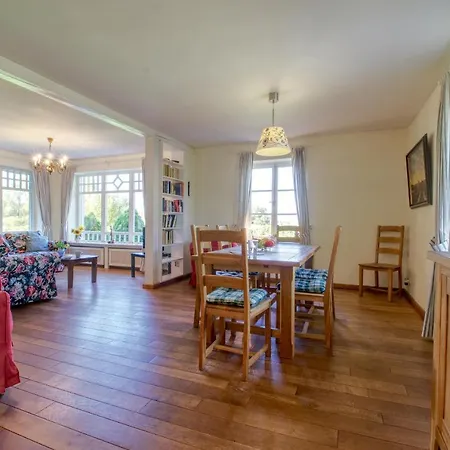 Reetdachhaus Mit Grossem Garten Und Kamin * 마를로브