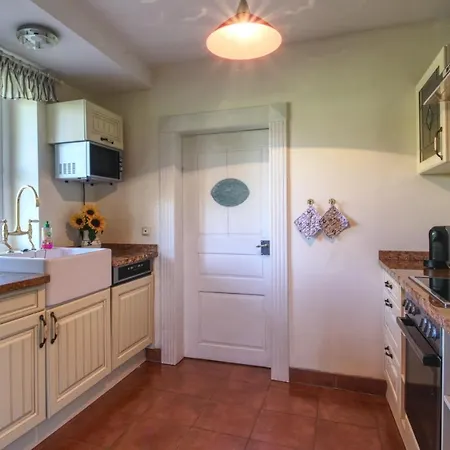 Reetdachhaus Mit Grossem Garten Und Kamin 펜션