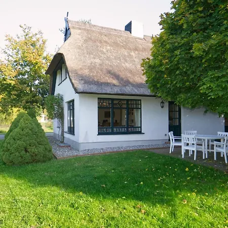 Reetdachhaus Mit Grossem Garten Und Kamin 마를로브