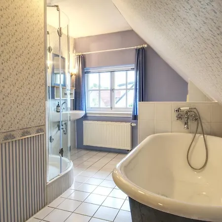 펜션 Reetdachhaus Mit Grossem Garten Und Kamin *