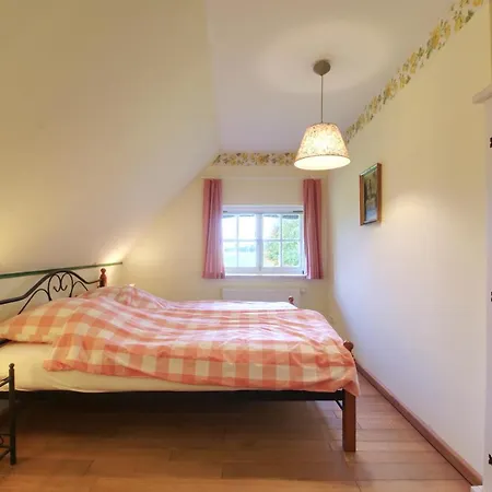 Reetdachhaus Mit Grossem Garten Und Kamin 마를로브