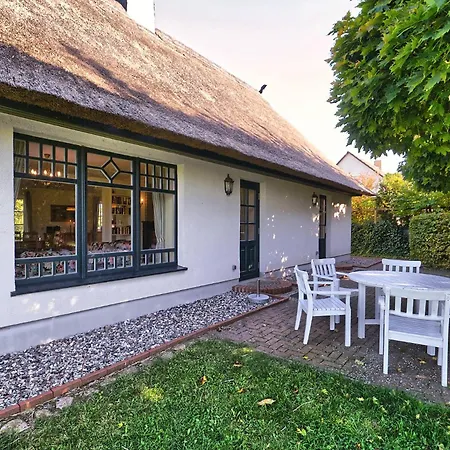 Reetdachhaus Mit Grossem Garten Und Kamin * 마를로브