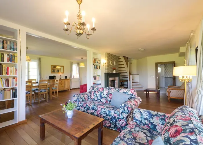 בית נופש Reetdachhaus Mit Grossem Garten Und Kamin