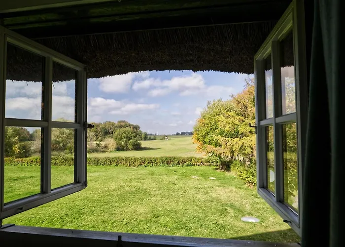 Reetdachhaus Mit Grossem Garten Und Kamin 別荘