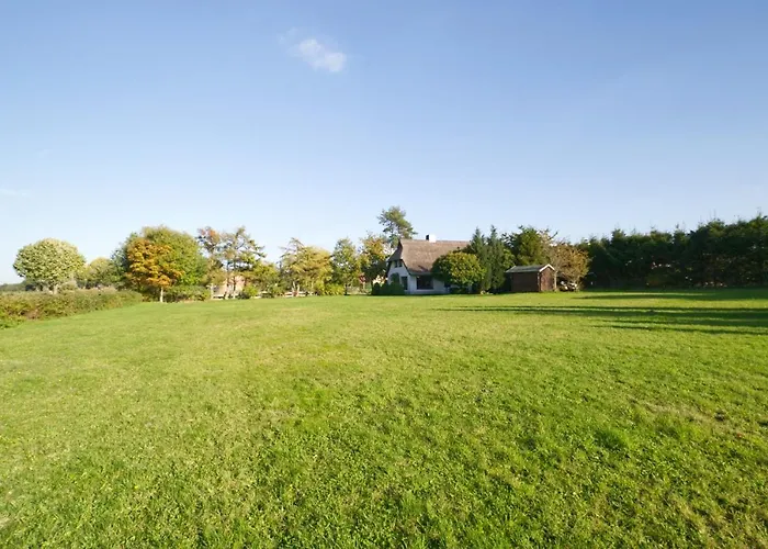 Reetdachhaus Mit Grossem Garten Und Kamin * マルロー