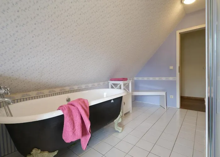 Reetdachhaus Mit Grossem Garten Und Kamin