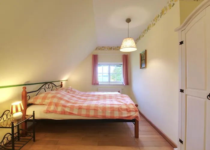 Reetdachhaus Mit Grossem Garten Und Kamin マルロー