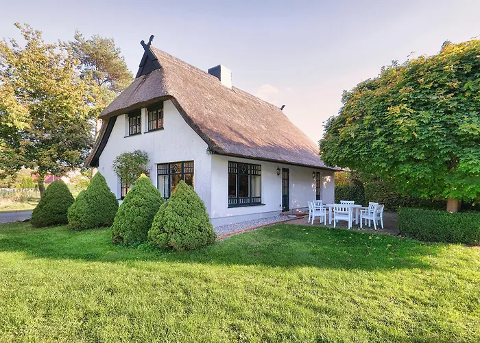 別荘 Reetdachhaus Mit Grossem Garten Und Kamin マルロー